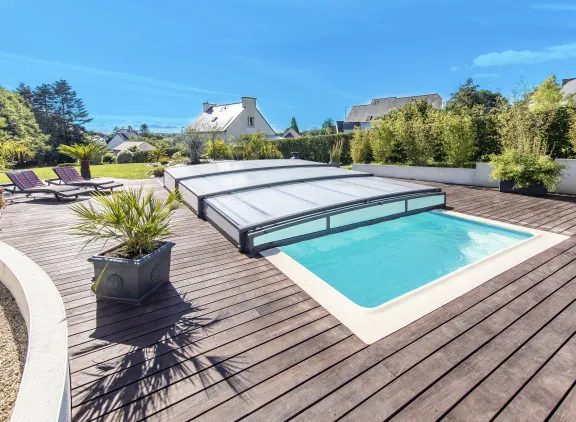 Abri piscine bas coulissant : sécurité et maniabilité optimales