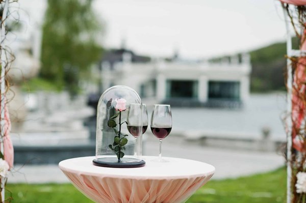 Décorez votre intérieur avec raffinement avec des roses éternelles sous cloche